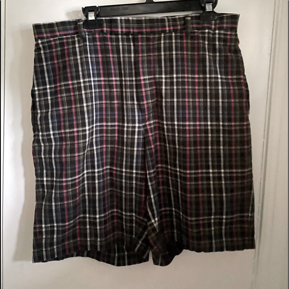 Mens Greg Norman shorts. Good condition! Smoke free home!